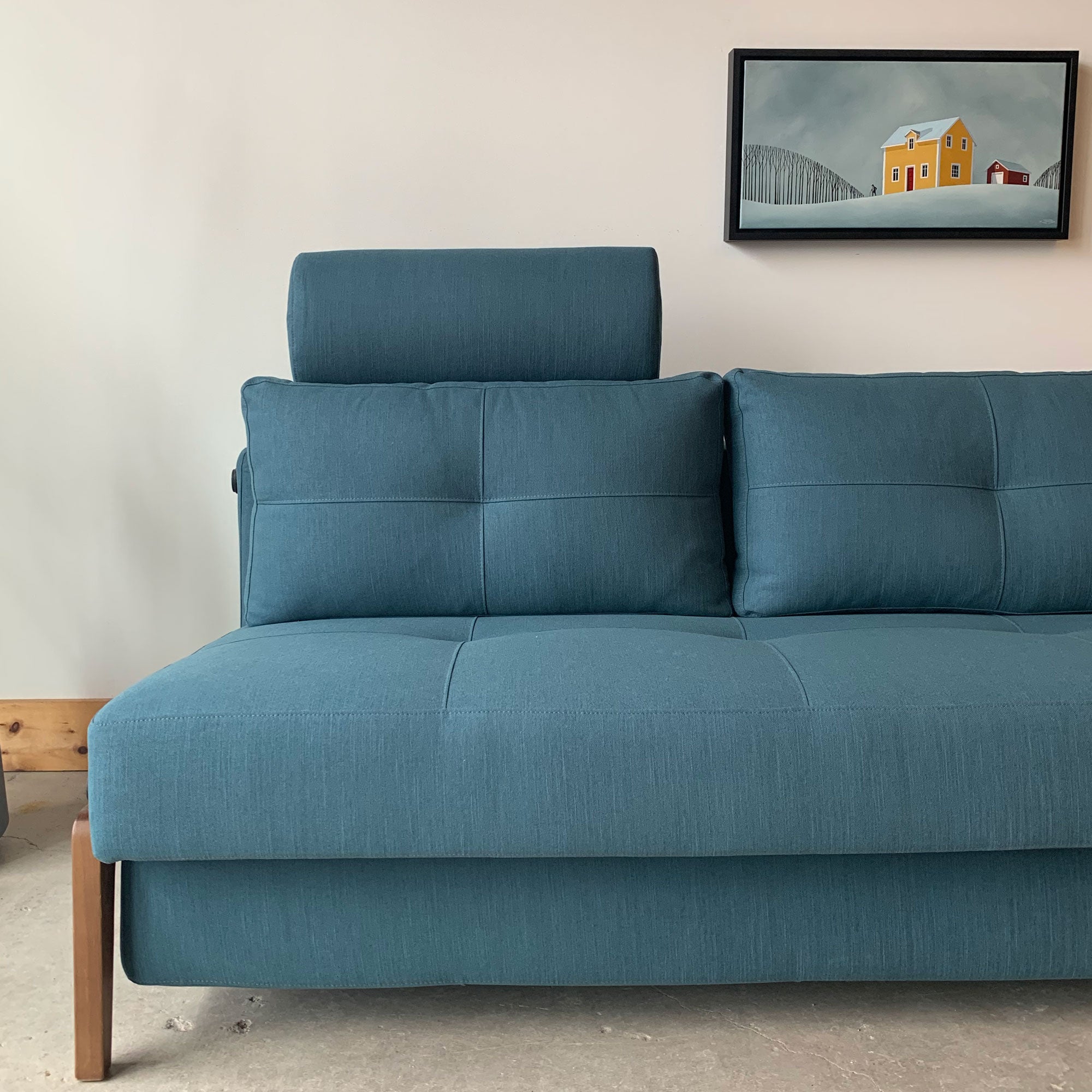 Sofa with neck support clearance